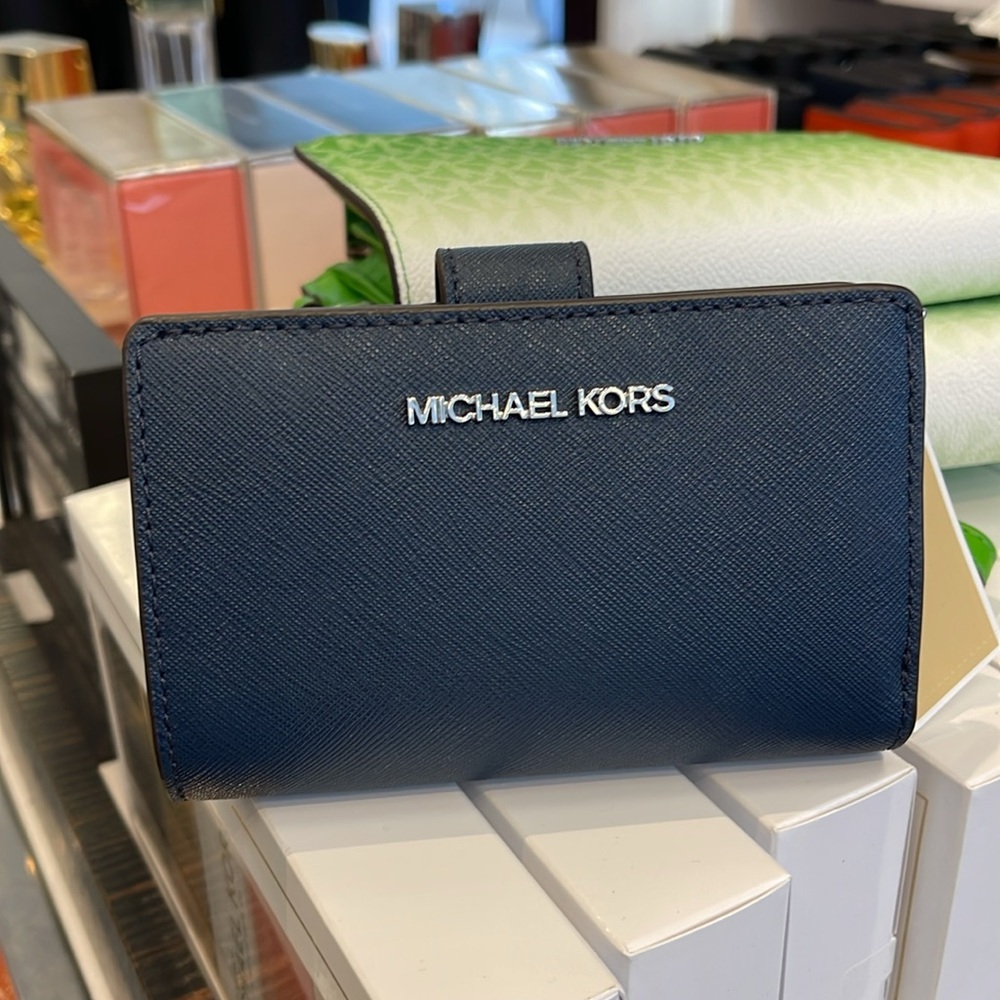 Michael Medium Crossgrain Leather Bifold Wallet
Navy
NWT - Picture 11 of 16